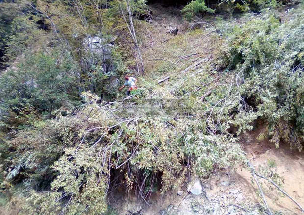 Започват поетапно обрушване на скала на Бунарджика, която заплашва да се срути върху гимназия Започват поетапно обрушване на скала на Бунарджика, която заплашва да се срути върху гимназия