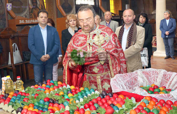 2700 яйца и парчета козунак ще бъдат раздадени на великотърновци, избрали да посрещнат Възкресение Христово в крепостта Царевец 2700 яйца и парчета козунак ще бъдат раздадени на великотърновци, избрали да посрещнат Възкресение Христово в крепостта Царевец