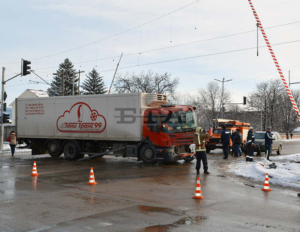 Товарен камион се ударил в пътнически влак на прелез в Монтана