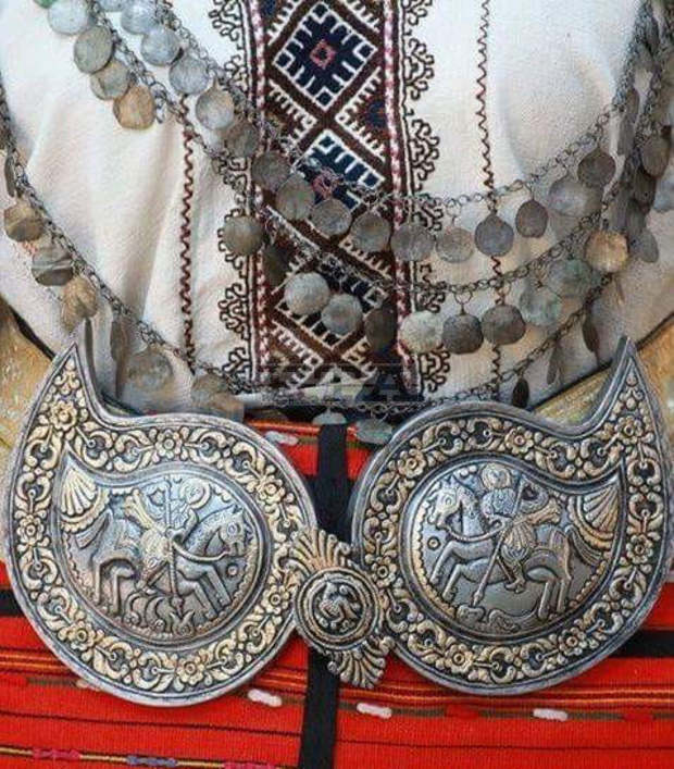 Община Луковит днес раздава народни носии за участниците в ритуала на Йордановден