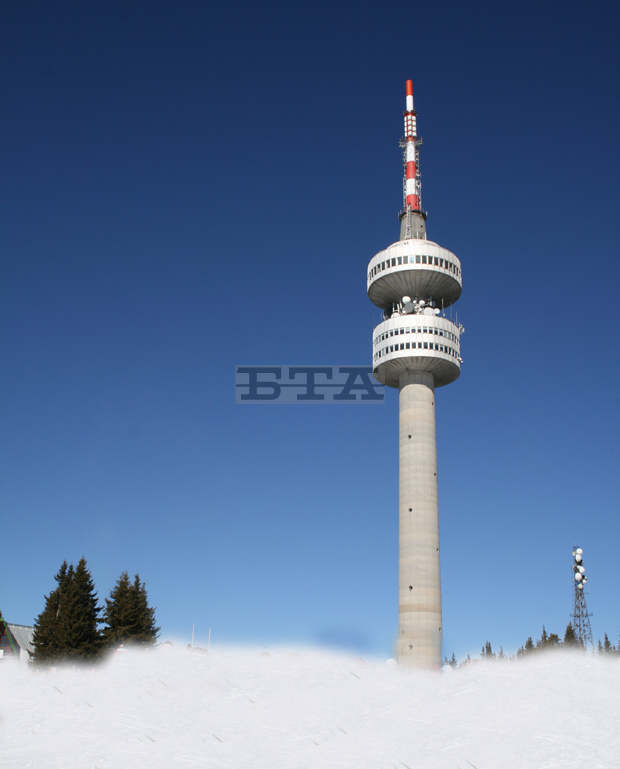 Връх Снежанка побеля от сняг