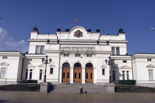 Няма пречка в Конституцията и в сегашния правилник на парламента политически сили да направят обща група и да получат първия мандат, коментираха конституционалисти Няма пречка в Конституцията и в сегашния правилник на парламента политически сили да направят обща група и да получат първия мандат, коментираха конституционалисти