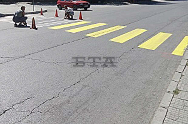 За безопасност на пътя опресняват маркировката на пешеходните пътеки в Търговище