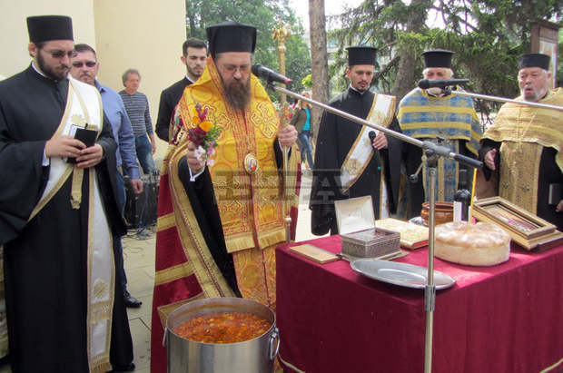 С молебен, водосвет и курбан перничани отбелязаха шестата годишнина от земетресението през 2012г.