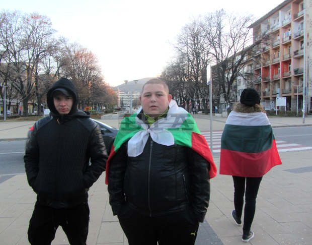 Перничани протестират пред сградата на общината Перничани протестират пред сградата на общината