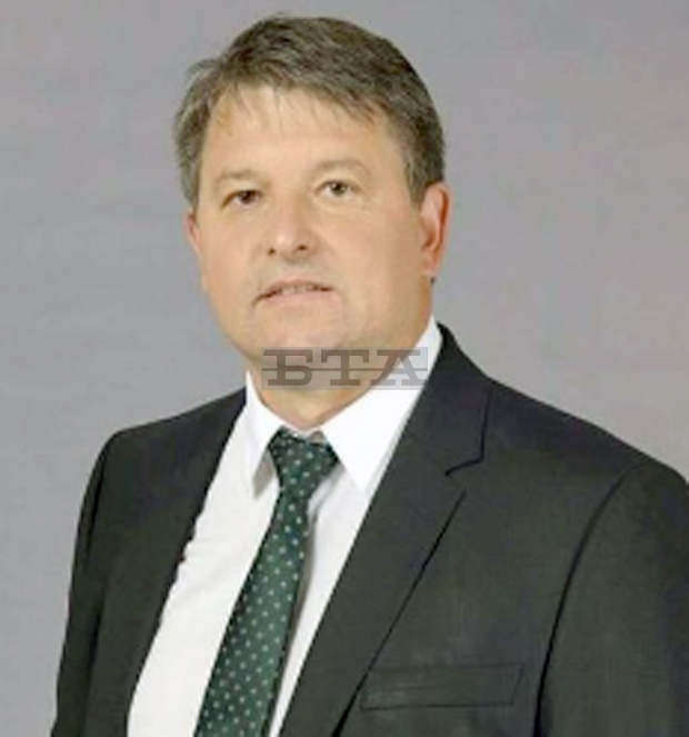 Професор Иван Гаврилов дари средства за екскурзия на деца от Чипровци до Букурещ Професор Иван Гаврилов дари средства за екскурзия на деца от Чипровци до Букурещ