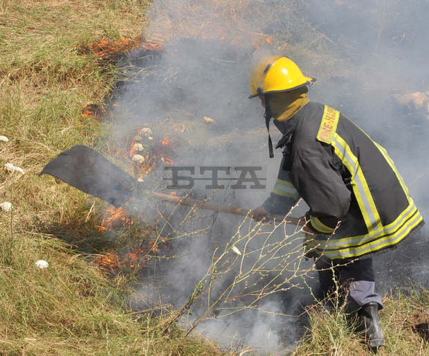 В област Хасково огнеборците потушават три пожара
