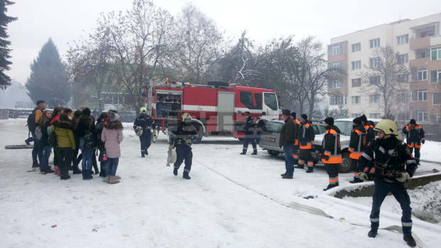 При учение спасяваха ученици от "горящо" общежитие в Попово При учение спасяваха ученици от "горящо" общежитие в Попово