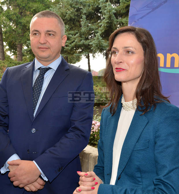 Кметът Иван Портних и еврокомисарят Мария Габриел посетиха  Математическата гимназия