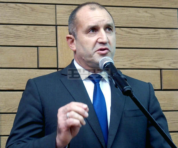 Румен Радев с апел към студентите: "България има нужда от интелигентни млади хора, бъдете свободни" Румен Радев с апел към студентите: "България има нужда от интелигентни млади хора, бъдете свободни"