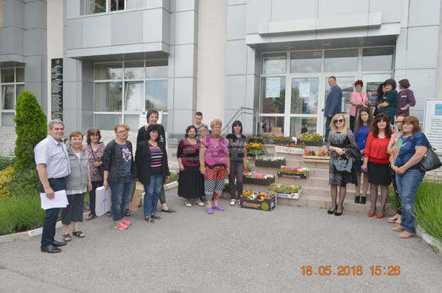 Раздадени са цветя за засаждане върху общински площи в Радомир