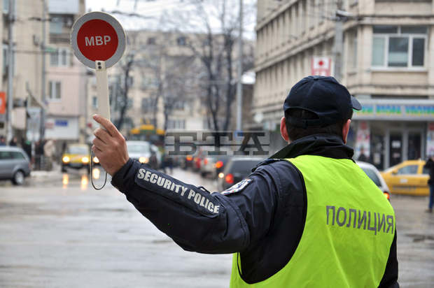 Пътни полицаи регулират трафика на кръстовището Асеновградско шосе с ул. "Цар Симеон" в Пловдив заради катастрофа Пътни полицаи регулират трафика на кръстовището Асеновградско шосе с ул. "Цар Симеон" в Пловдив заради катастрофа