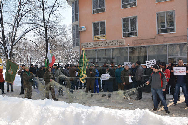 Ловци и риболовци протестираха в Монтана срещу безнаказаното бракониерство Ловци и риболовци протестираха в Монтана срещу безнаказаното бракониерство