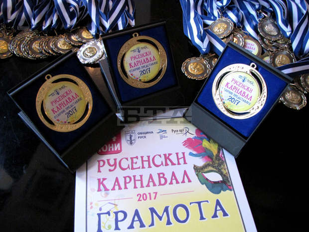 Плакети, грамоти и предметни награди получиха участниците в Русенския карнавал Плакети, грамоти и предметни награди получиха участниците в Русенския карнавал
