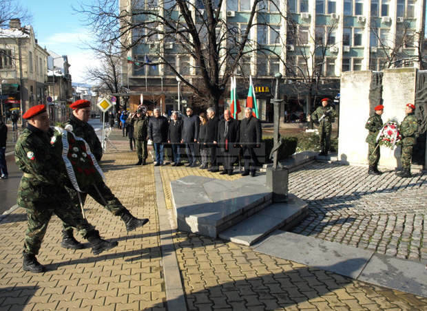 С военен ритуал в Шумен бе отбелязана 73-годишнината от Дравската епопея С военен ритуал в Шумен бе отбелязана 73-годишнината от Дравската епопея