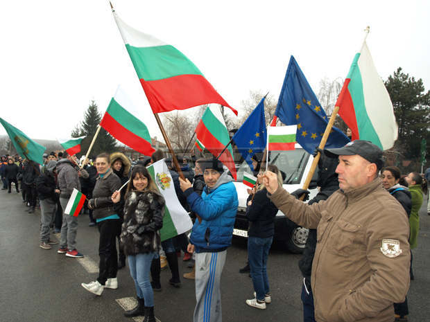 Жители на два шуменски квартала протестираха отново срещу изискването да имат винетки, за да пътуват до областния град