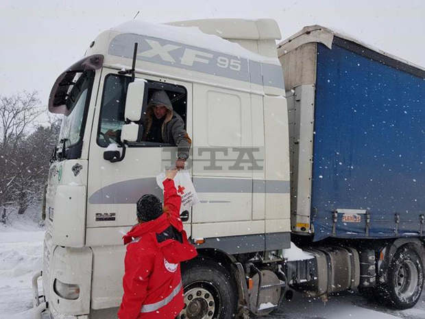 70 пакета с хранителни продукти са раздадени днес на водачи на товарни автомобили, спрели край Шумен