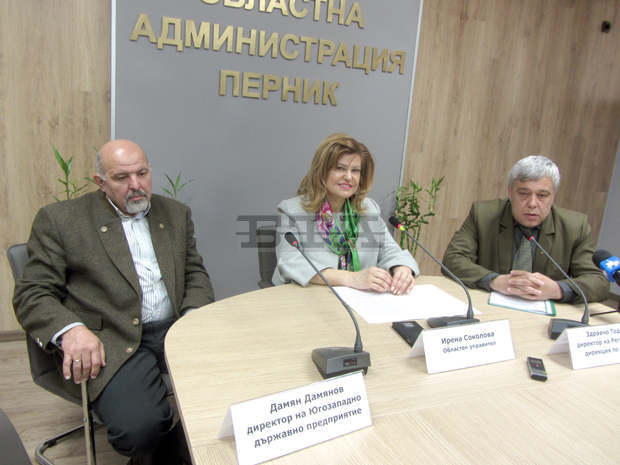 Двайсет декара широколистна гора ще засадят заедно полицаи, пожарникари и служители на областната администрация в Перник Двайсет декара широколистна гора ще засадят заедно полицаи, пожарникари и служители на областната администрация в Перник