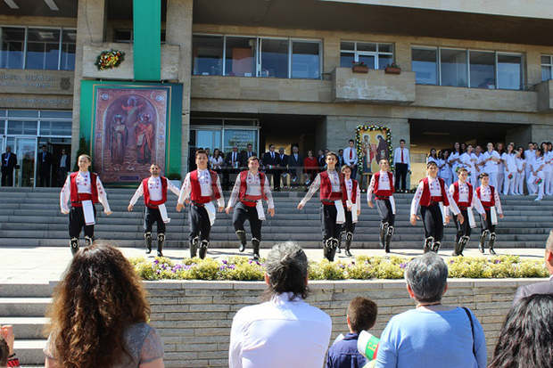 Шумен отбелязва 24 май с празнично шествие и спектакъл на трупата на Нешка Робева