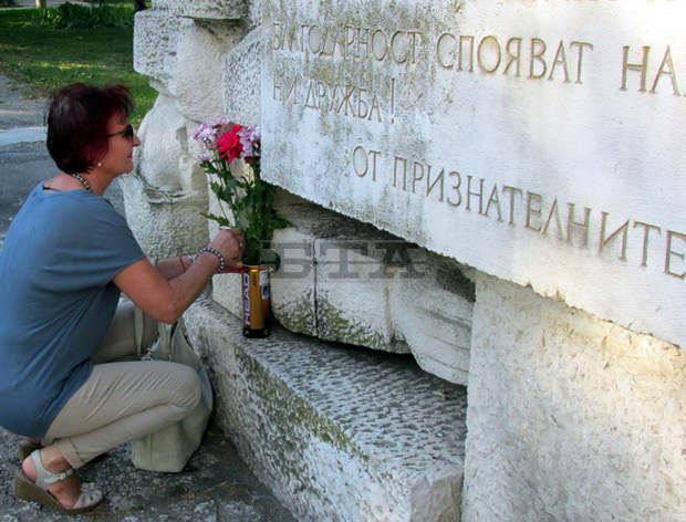 Цветя поднесоха пред паметника на Съветската армия в Силистра членове и симпатизанти на БСП Цветя поднесоха пред паметника на Съветската армия в Силистра членове и симпатизанти на БСП