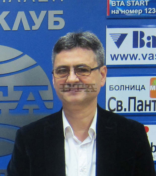 Държавата инвестира за обучението на медици, които би трябвало да сключват договор с нея, смята проф.Славчо Томов