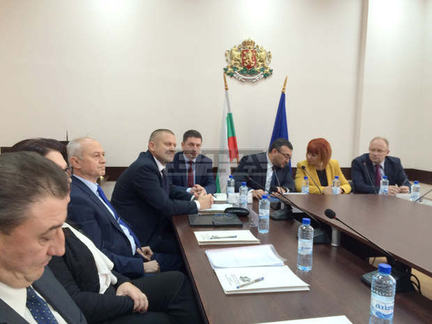 За по-добра комуникация в рисковите места и с лидерите на общностите призова министърът на вътрешните работи Младен Маринов