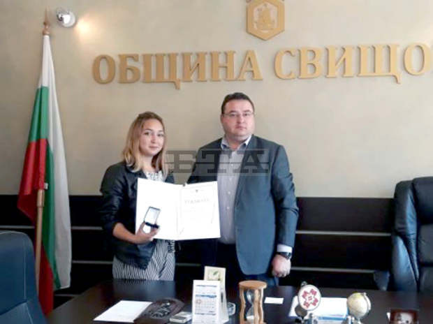 Сребърна медалистка от национален кулинарен конкурс е получила почетен знак и грамота от кмета на Свищов