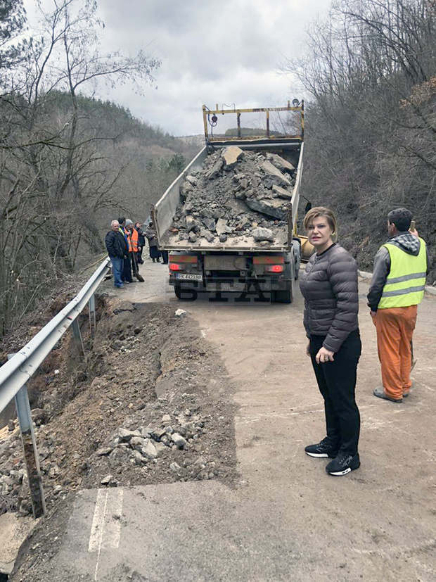 Укрепва се затвореният заради свлачище път на входа на Трън Укрепва се затвореният заради свлачище път на входа на Трън