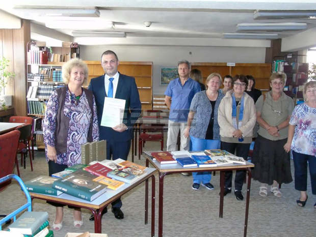 Областният управител дари книги на регионалната библиотека в Търговище Областният управител дари книги на регионалната библиотека в Търговище