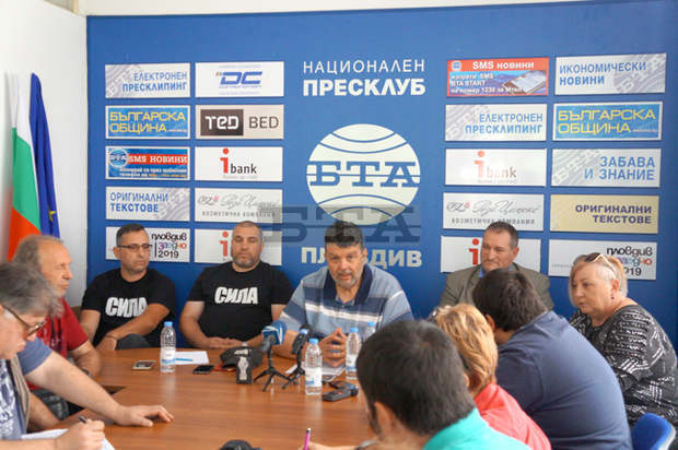 Таксиметровите шофьори ще настояват за промяна на закона, регламентиращ тяхната дейност Таксиметровите шофьори ще настояват за промяна на закона, регламентиращ тяхната дейност
