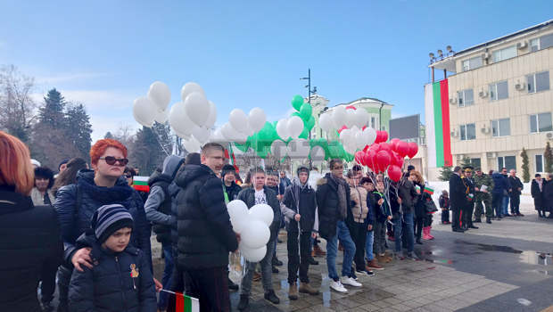 С панихида и с военен ритуал по издигане на националното знаме в Търговище бе отбелязан Трети март С панихида и с военен ритуал по издигане на националното знаме в Търговище бе отбелязан Трети март