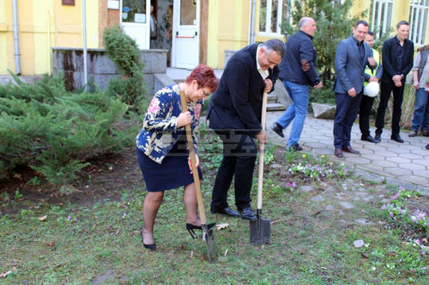 В Тетевен направиха символична "първа копка" за ремонта на Националната гимназия по горско стопанство В Тетевен направиха символична "първа копка" за ремонта на Националната гимназия по горско стопанство