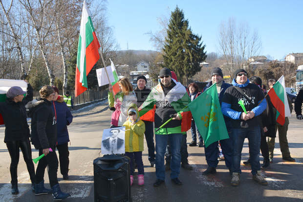 Троянци излязоха на пореден протест срещу ниските доходи и високите цени на горивата Троянци излязоха на пореден протест срещу ниските доходи и високите цени на горивата