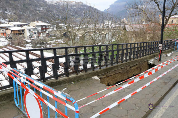 Обезопасен е пропаднал тротоар във Велико Търново Обезопасен е пропаднал тротоар във Велико Търново