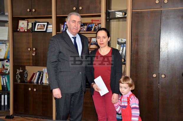 Кметът на Видин дари средства за лечение на дете