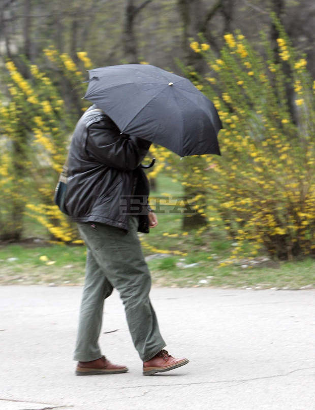 Пулсиращ вятър със скорост около 50 км/ч духа в Сливен