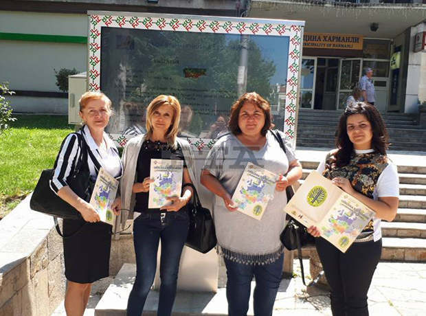 Община Харманли подари на гражданите книжка за Деня на Европа Община Харманли подари на гражданите книжка за Деня на Европа