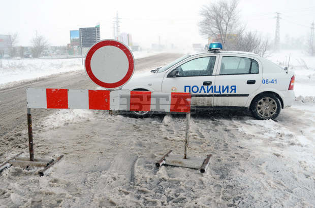 Пътят Разград-Русе е затворен за движение на пътни превозни средства Пътят Разград-Русе е затворен за движение на пътни превозни средства