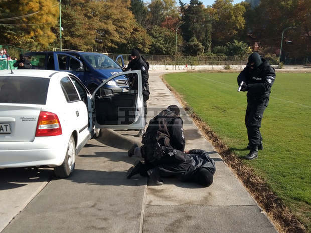 Акции по задържане на автомобил с нарушители бяха демонстрирани пред деца в Кюстендил