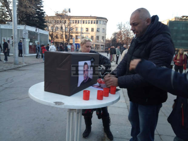 Бдение в памет на убития в Кюстендил 35-годишен Валери Дъбов се организира на площад "Велбъжд" Бдение в памет на убития в Кюстендил 35-годишен Валери Дъбов се организира на площад "Велбъжд"