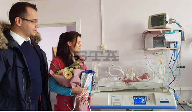 Кметът на Добрич дари първото бебе за годината със златна монета