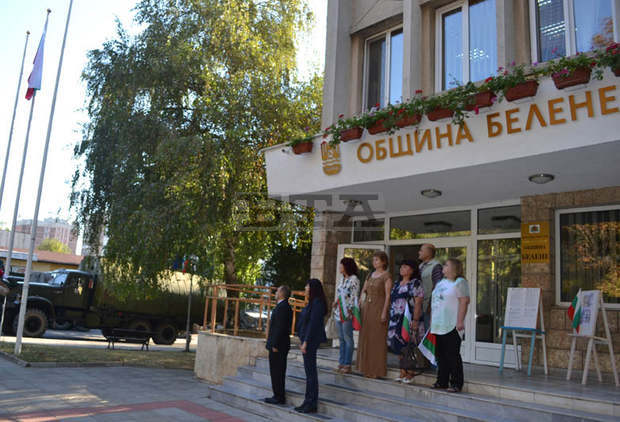 В Белене подариха национално знаме на всеки присъстващ на ритуала по повод Деня на Независимостта В Белене подариха национално знаме на всеки присъстващ на ритуала по повод Деня на Независимостта