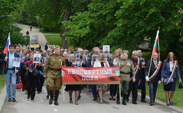 Безсмъртният полк шества и в Добрич с портрети на руски и български войници