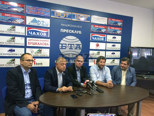 "Демократична България" ще представи тази вечер пред бизнеса в Стара Загора новата си икономическа програма "Повече пари за бизнеса, по-малко пари във властта" "Демократична България" ще представи тази вечер пред бизнеса в Стара Загора новата си икономическа програма "Повече пари за бизнеса, по-малко пари във властта"