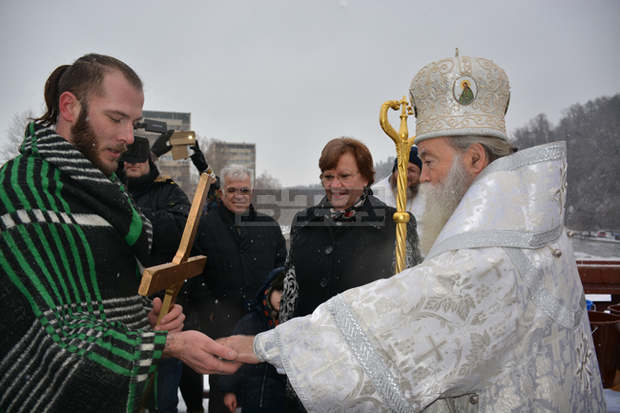 Тридесет и три годишният Ивайло Енчев за трета поредна година извади богоявленския кръст в Ловеч
