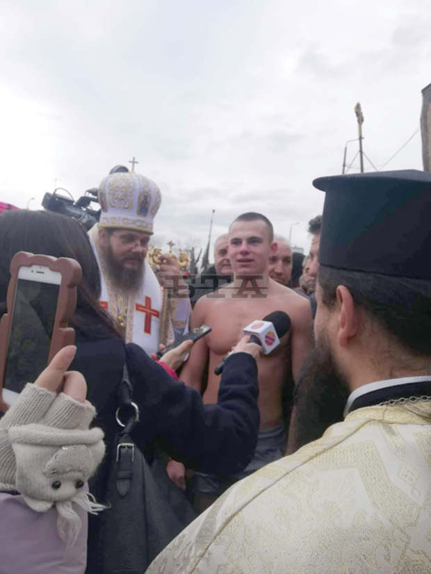 В Пазарджик спортист извади Богоявленския кръст от ледените води на р. Марица В Пазарджик спортист извади Богоявленския кръст от ледените води на р. Марица