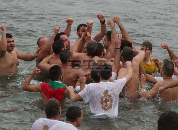 31-годишен извади кръста от водите на Марица в Пловдив