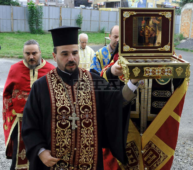 Част от мощите на Свети Николай бяха посрещнати в храма "Свети Никола" в Бургас Част от мощите на Свети Николай бяха посрещнати в храма "Свети Никола" в Бургас