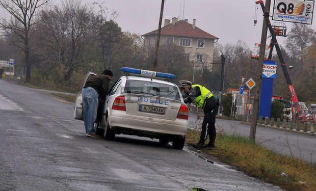 Десет са арестувани в Бургас, претърсват се частни адреси във връзка с акция за наркотици Десет са арестувани в Бургас, претърсват се частни адреси във връзка с акция за наркотици