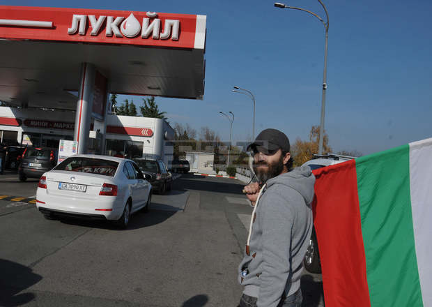 Протестиращи шофьори в Бургас зареждат гориво за стотинки от бензиностанциите в града Протестиращи шофьори в Бургас зареждат гориво за стотинки от бензиностанциите в града